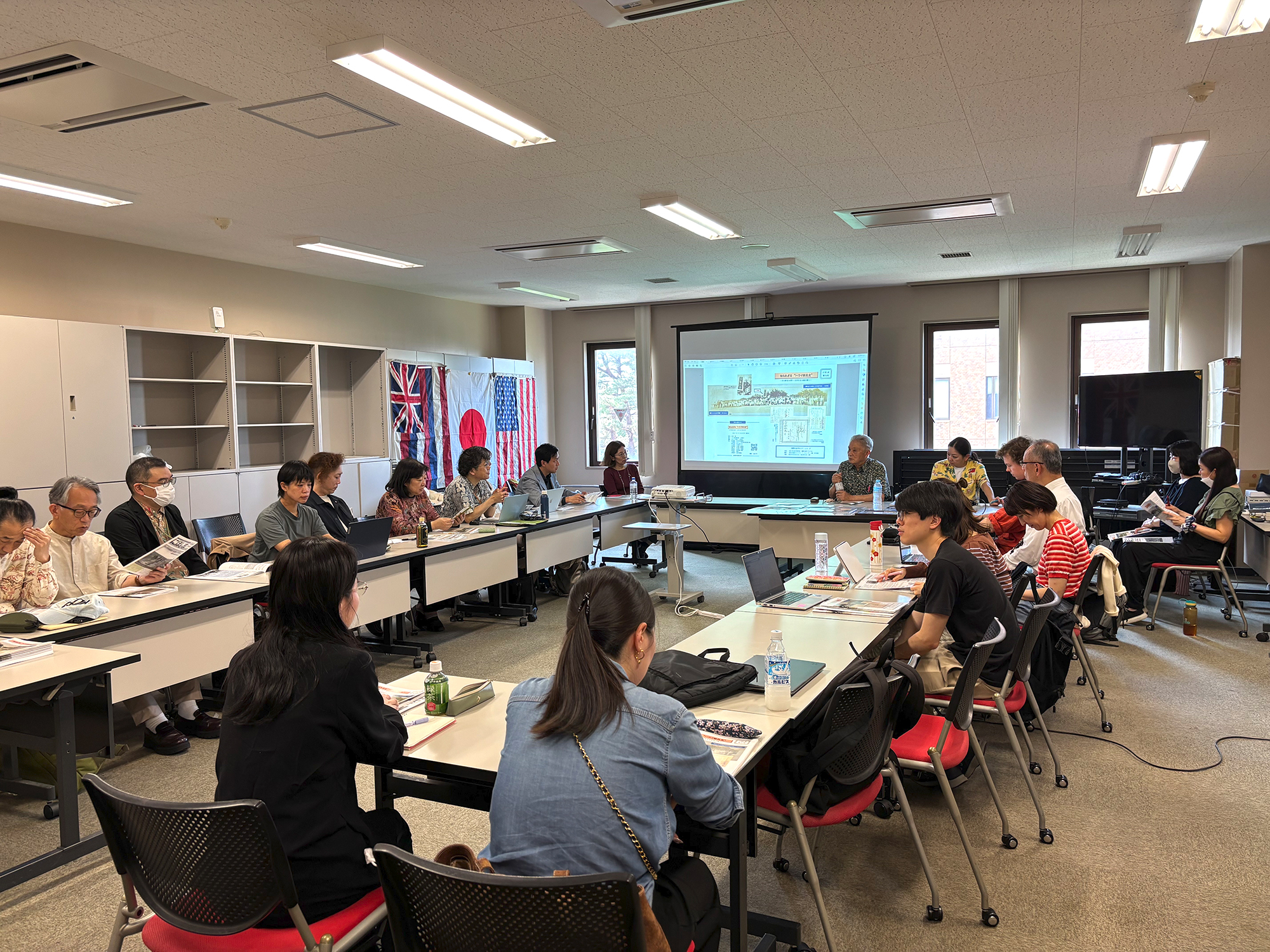 研修会の記念撮影　資料館別館にて